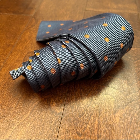 Metropolitan Museum of Art Men’s Polka Dot Tie, 100% Silk, Made in Italy - Picture 3 of 8